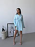 Жіноча літня сукня-сорочка з бічними розрізами та кокеткою на шнурку блакитного кольору з комфортного мусліну, фото 6