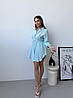 Жіноча літня сукня-сорочка з бічними розрізами та кокеткою на шнурку блакитного кольору з комфортного мусліну, фото 7