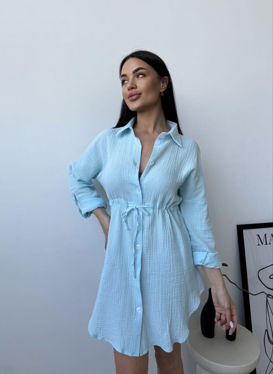 Жіноча літня сукня-сорочка з бічними розрізами та кокеткою на шнурку блакитного кольору з комфортного мусліну, фото 1