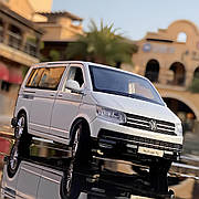 Модель автомобіля Volkswagen Multivan RESTEQ — біла металева машинка 1:32 з інерційним механізмом і світлозвуковими ефектами