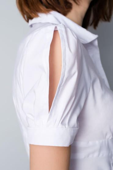 Белая блуза с декоративным рукавом Р66