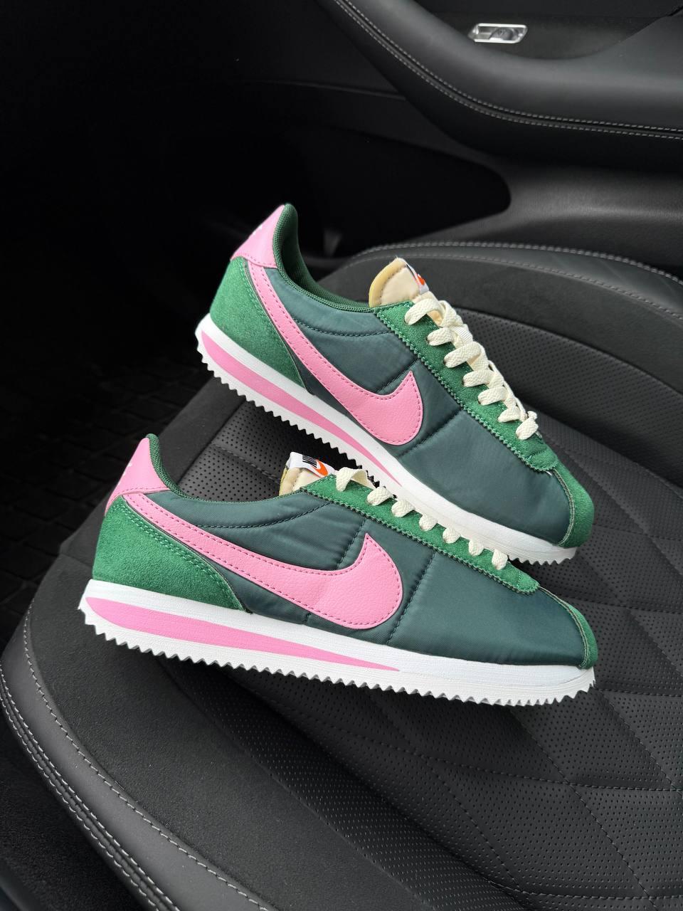 Жіночі кросівки Nike Cortez Green Pink Найк Кортез зелені з рожевим знаком замша текстиль весна літо