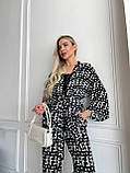 Чорний жіночий прогулянковий костюм з американського крепу з абстрактним принтом, фото 2