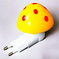 Дитячий світлодіодний нічник "Гриб" в розетку, з датчиком освітлення, 8x7см, Жовтий (LED світильник від мережі)