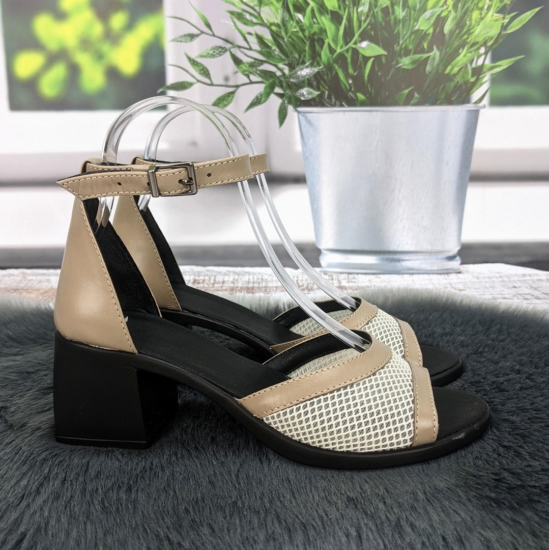 Босоніжки жіночі Amir бежеві з чорним шкіряні на підборі середньої висоти 4909