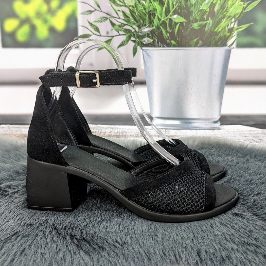 Босоніжки жіночі Amir чорні замшеві на підборі середньої висоти 4909-2