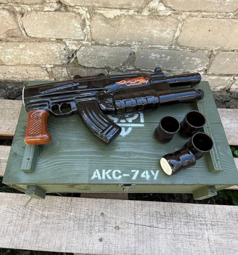 Подарунковий набір у формі пляшки автомата АКС-74У з чарками в дерев'яній коробці