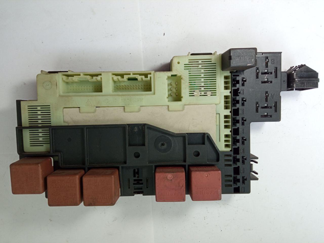 Електронний блок запобіжників Renault Clio 2001Bj BMT N2 / BMTN2 / P7700411319C / 21624654-2D / 216246542D / EV.4.06 / EV406