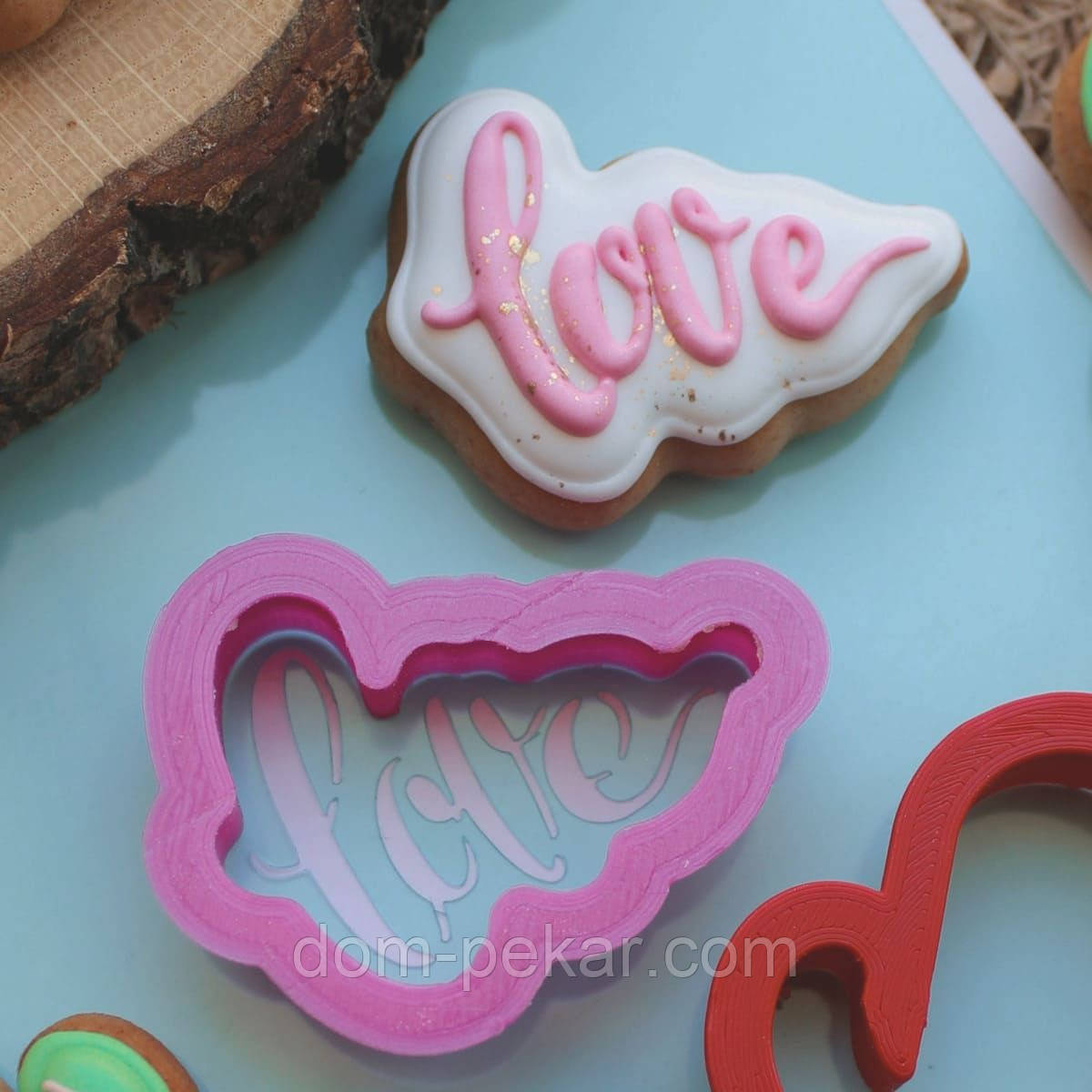 Love напис вирубка з трафаретом 3,5*4,7 см (TR-2)