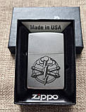 Подарунок військовому з гравіюванням символа артилерії ЗСУ. Комплект Зіппо: Бензин Zippo 125мл + Запальничка Zippo 205, фото 2