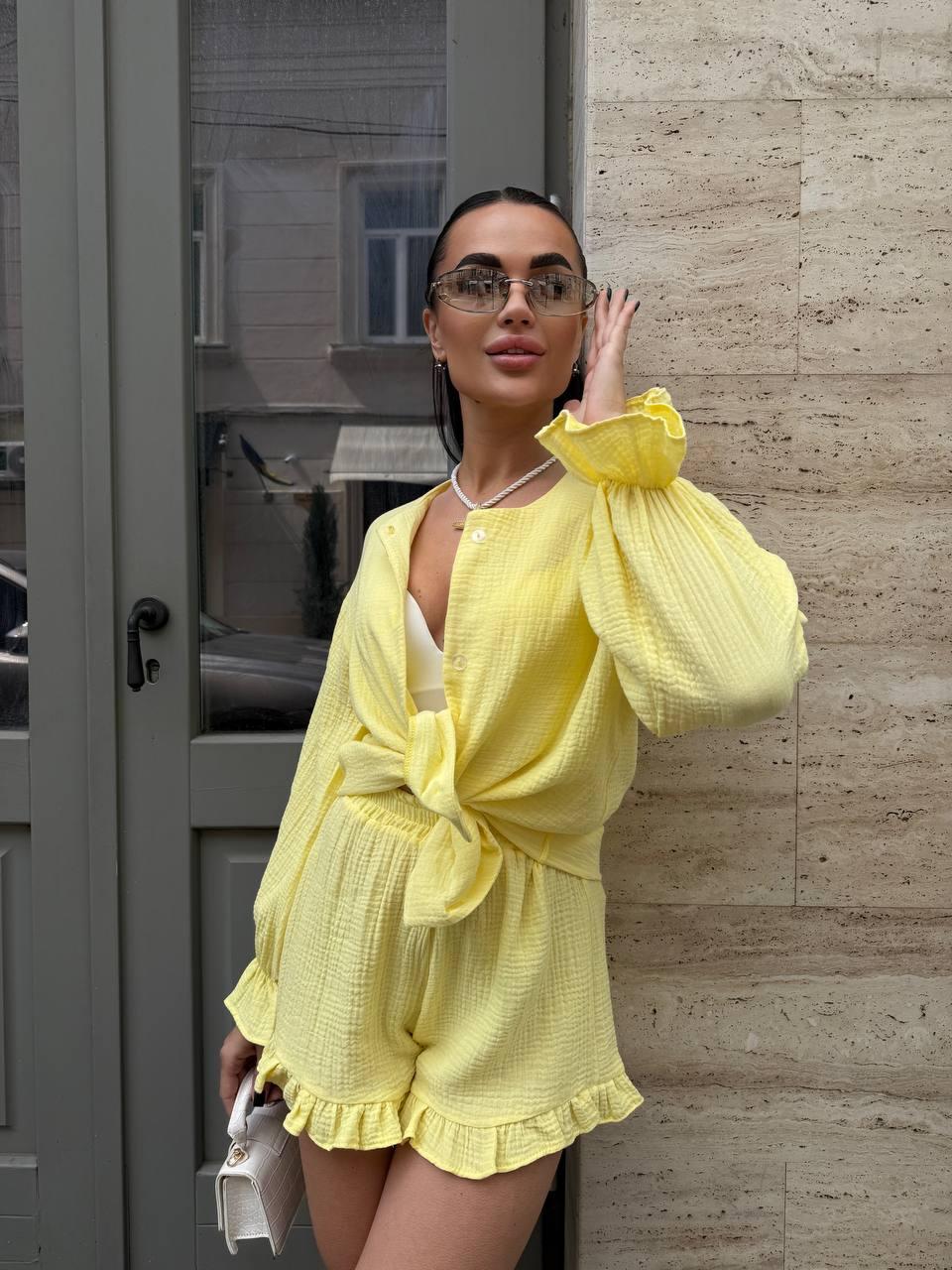 Лимонний жіночий літній легкий натуральний костюм-двійка з мусліну: короткі Шорти та Сорочка на ґудзиках, фото 1