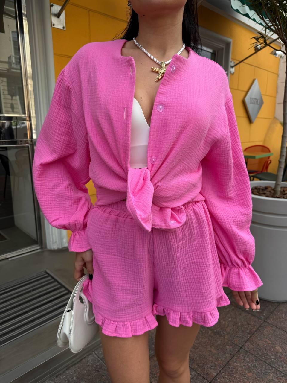 Рожевий жіночий літній легкий натуральний костюм-двійка з мусліну: короткі Шорти та Сорочка на ґудзиках, фото 1