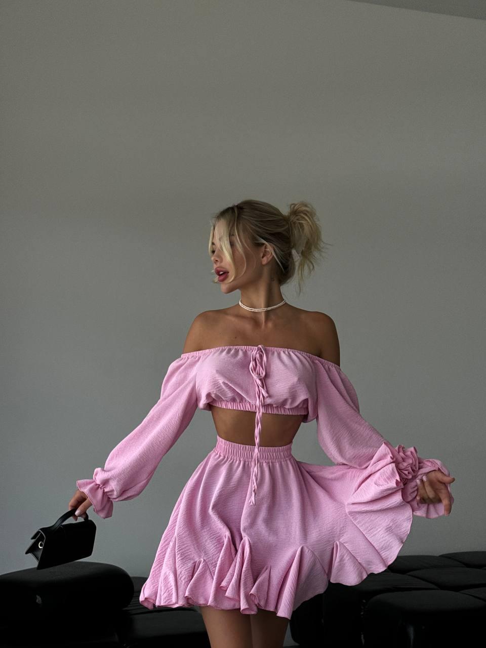 Рожевий жіночий легкий повітряний ніжний костюм-двійка з жатки: пишна спідниця та топ із відкритими плечима, фото 1