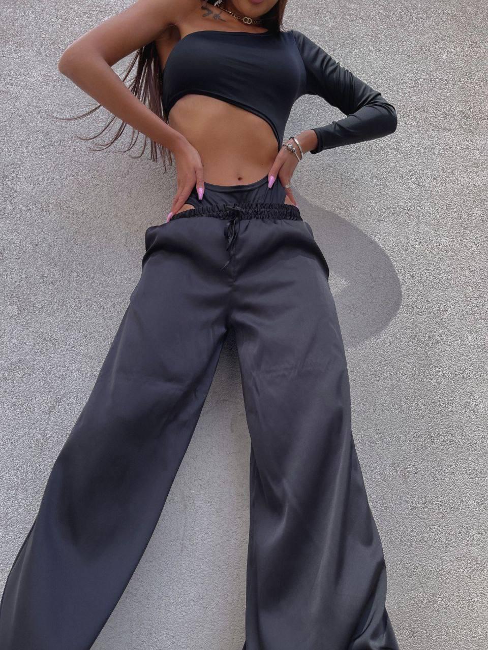 Чорний жіночий стильний літній костюм-двійка: широкі Штани із софту та укорочений Топ з одним рукавом, фото 1