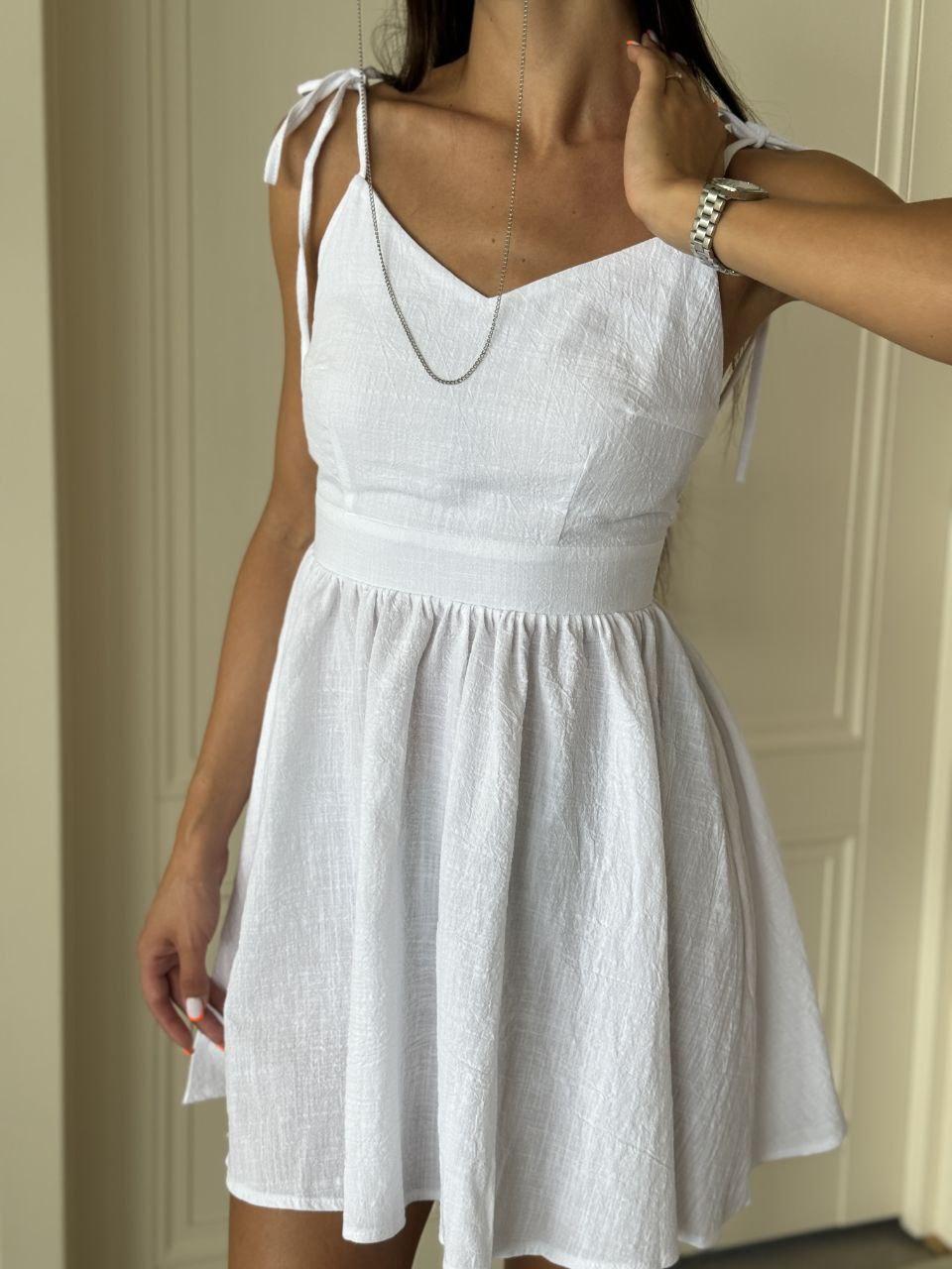 Біла жіноча легка літня сукня сарафан із фактурного льону на бретелях із зав'язками та відкритою спиною, фото 1