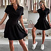 Чорна лаконічна маленька кльошна сукня з відкладним коміром та короткими рукавами з лакости, фото 4