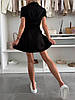Чорна лаконічна маленька кльошна сукня з відкладним коміром та короткими рукавами з лакости, фото 5