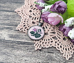 Кулон з вишивкою "Фіалка"