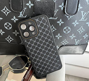 Чехол для iPhone 15 Pro в стилі Louis Vuitton чорний з золотою оправою