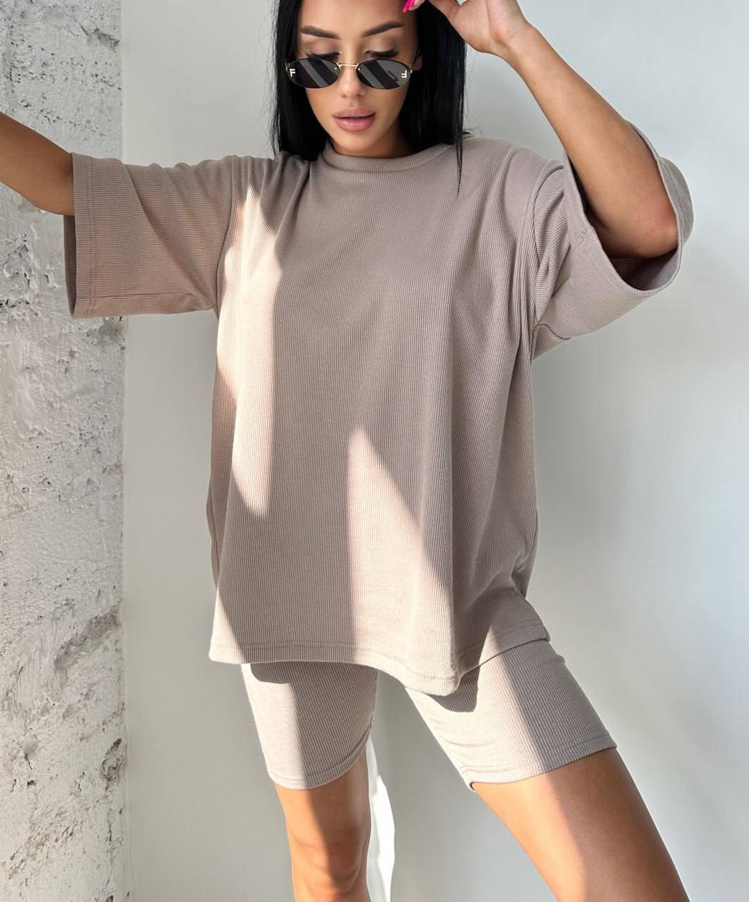 Бежевий жіночий базовий літній костюм-двійка з турецького рубчика: Велосипедки та подовжена Футболка оверсайз, фото 1