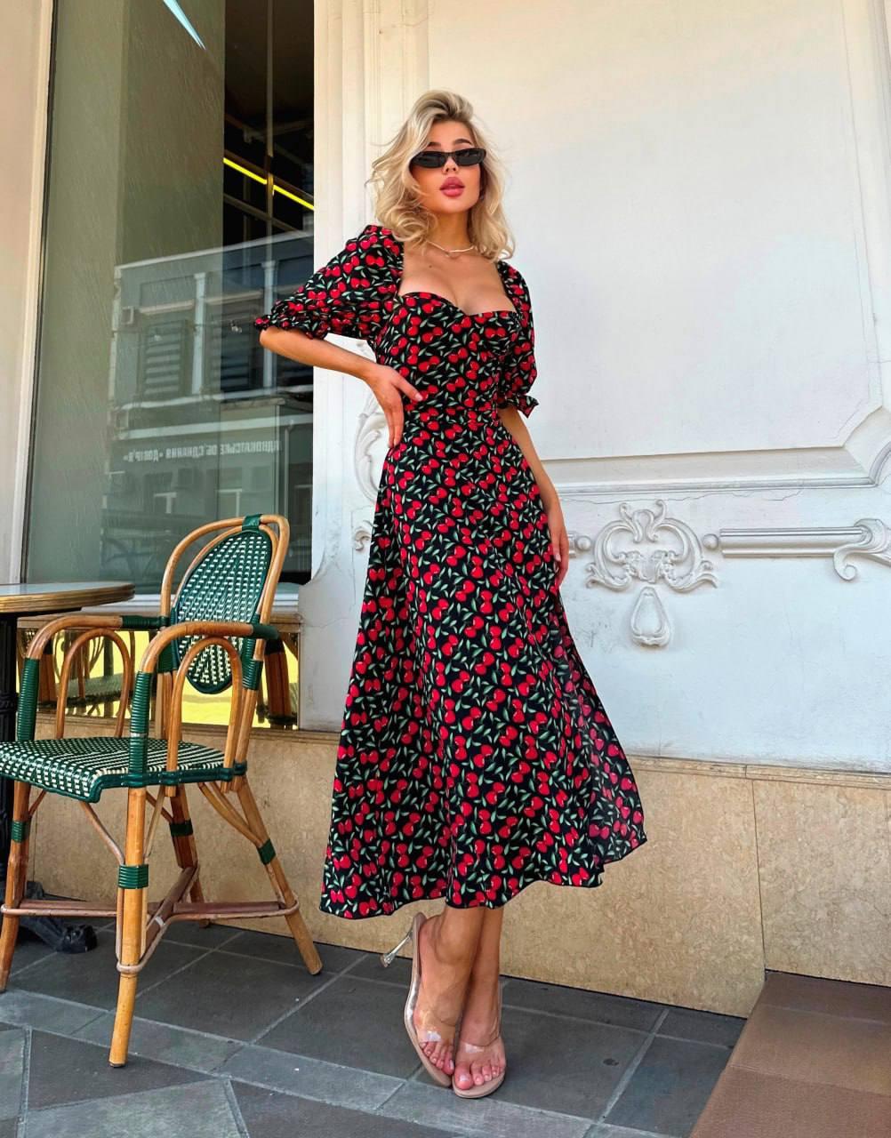 Чорна жіноча витончена ніжна романтична приталена сукня довжини міді із софту в квітковий принт, фото 1