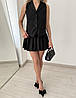 Чорний жіночий стильний костюм-двійка класичного крою: плісована міні спідниця та жилет на ґудзиках, фото 8