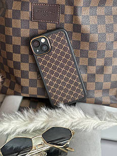 Чехол для iPhone 15 в стилі Louis Vuitton коричневий з золотою оправою