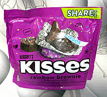 Шоколадні цукерки з брауні Hershey's Kisses Rainbow Brownie