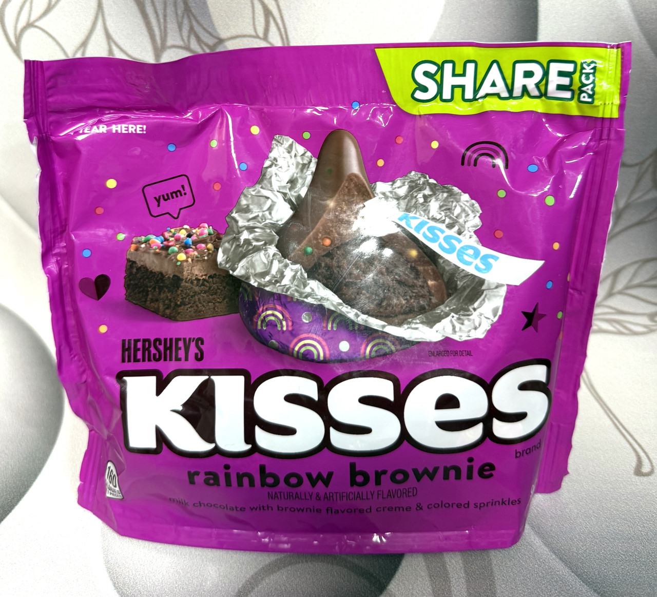 Шоколадні цукерки з брауні Hershey's Kisses Rainbow Brownie