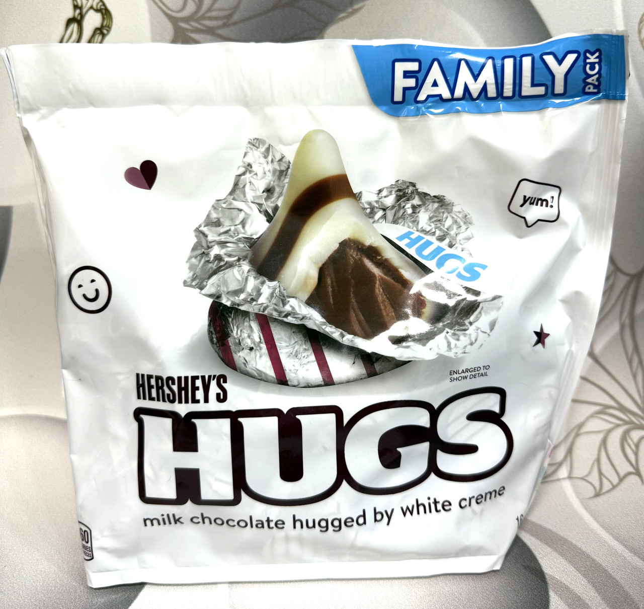 Молочний та білий шоколад у цукерках Hershey's Kisses Hugs