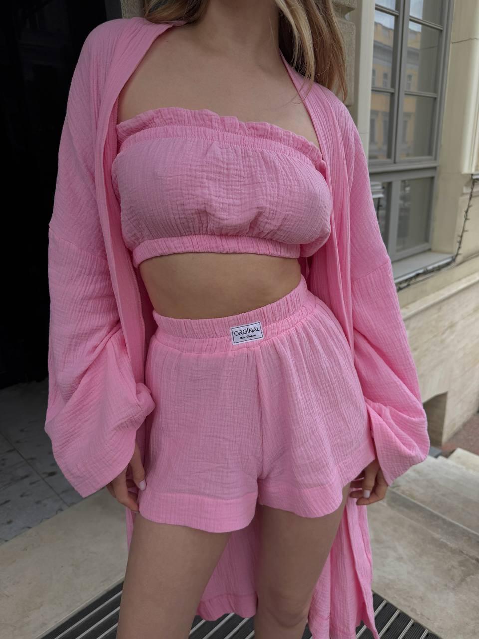 Рожевий жіночий легкий комфортний пляжний літній комплект-трійка з мусліну: Шорти, топ та довгий халат накидка, фото 1