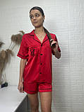 Стильна піжама рубашка шорти шовк у червоному кольорі карман вишивка, фото 3