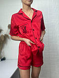 Стильна піжама рубашка шорти шовк у червоному кольорі карман вишивка, фото 4