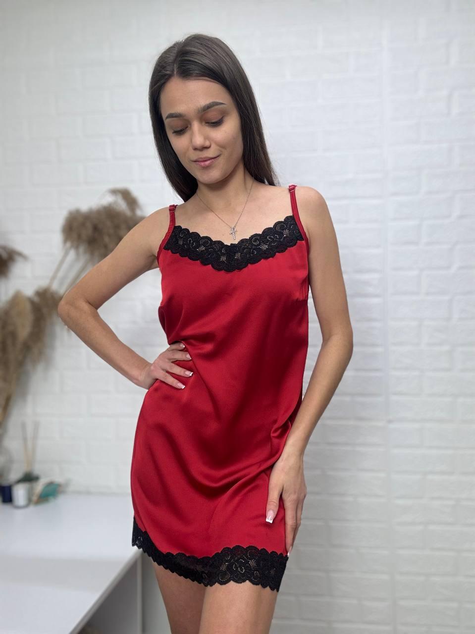 Стильна шовкова нічна сорочка на брителях з мереживом, фото 1