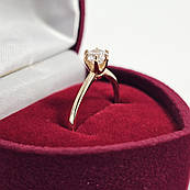 Золота каблучка для заручин з білим цирконом та подарунковим пакуванням