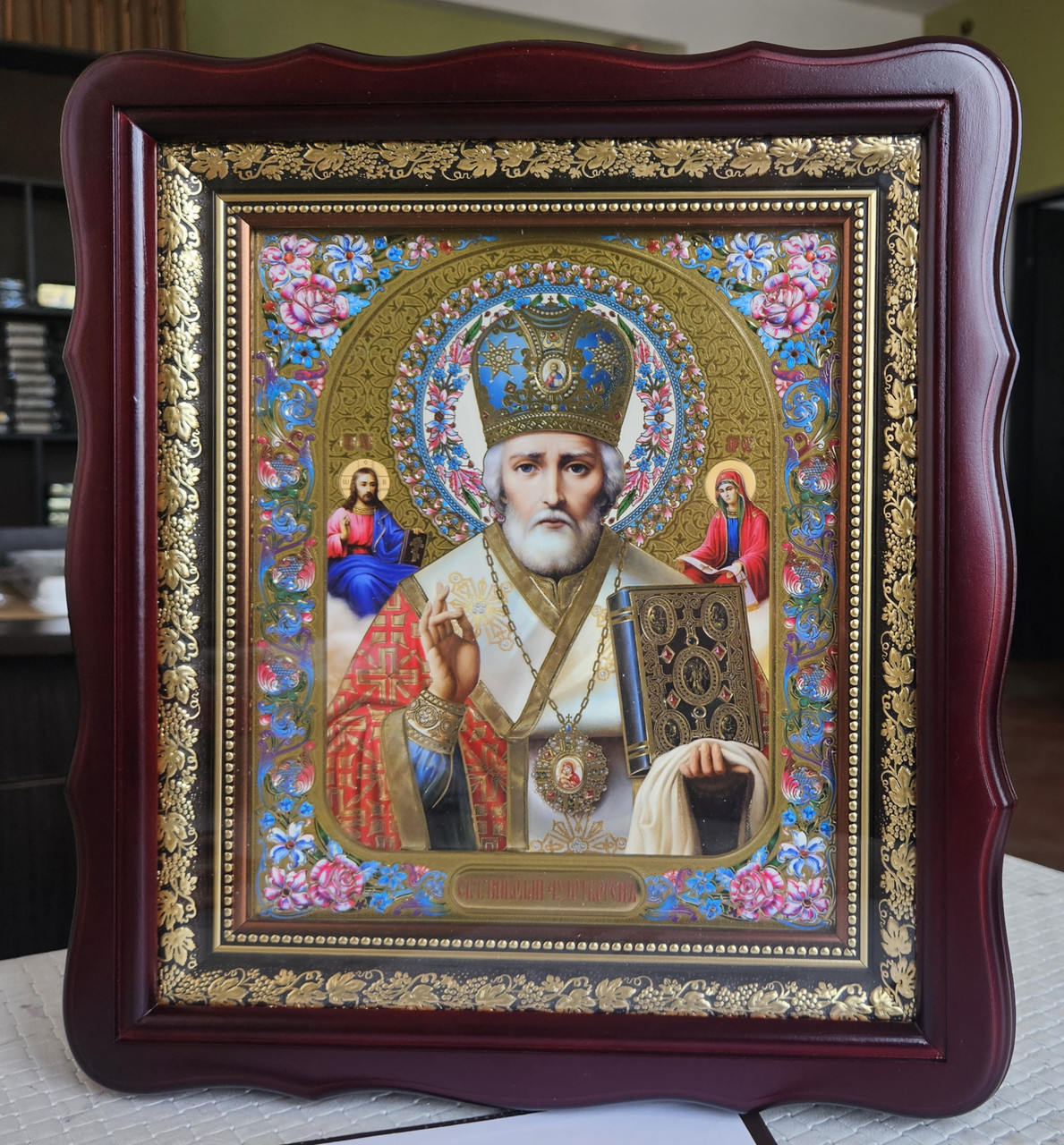 Ікона Святий Микола Чудотворець у темному дерев'яному фігурному кіоті під склом, розмір кіота 32×28, сюжет 20×24, фото 1