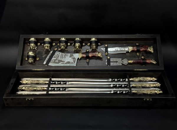 Подарунковий набір для шашлику "Звірі" з сікачем, ножем, виделкою та чарками у дерев'яному кейсі, фото 1