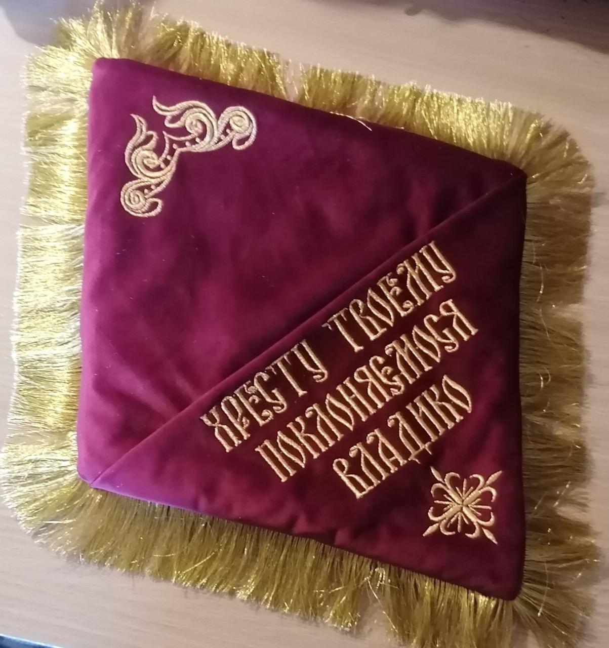 Вишита подушка під хрест, тканина жасмин (Розмір 46*35см)