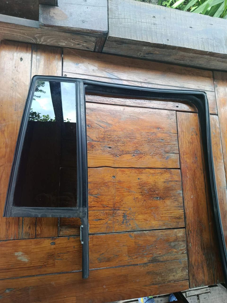 Скло дверей глухе Jeep Compass 06-15 MK49 задн. праве. (б/у)