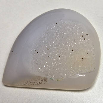 Агат із друзою кварцу – кабошон 51 ct для створення прикрас.