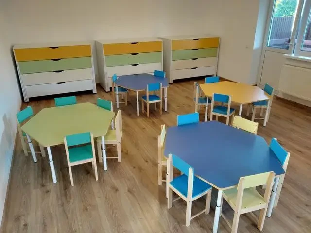 🧩 Дитячий шестимісний стіл з регулюванням висоти, фото 1