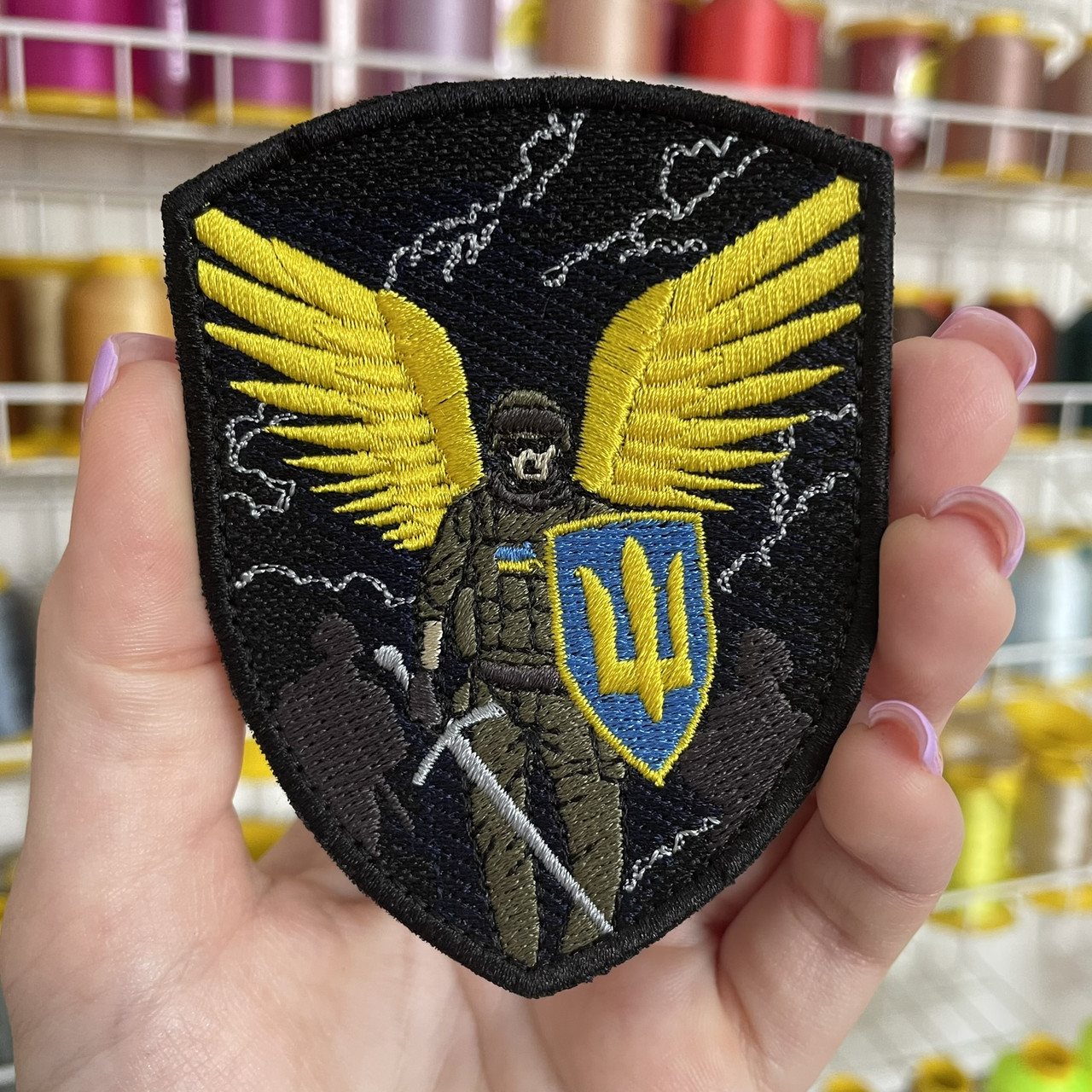 Шеврон, нашивка ВІЙСЬКОВИЙ СОЛДАТ З КРИЛАМИ з липучкою