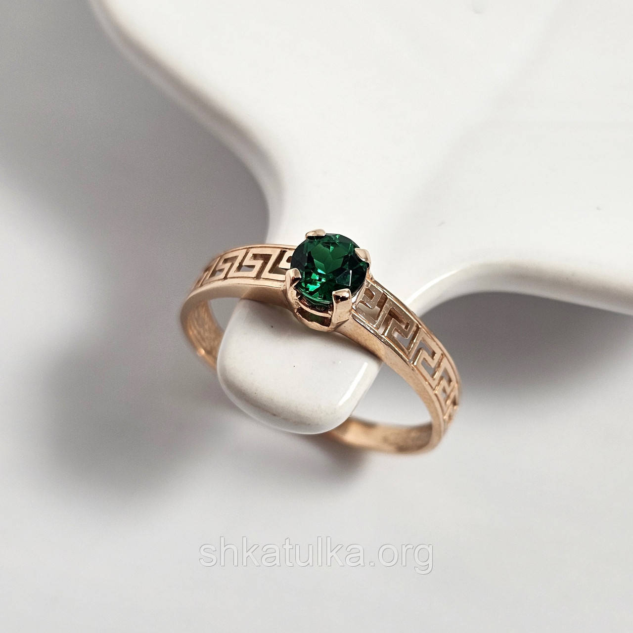 Золота каблучка із зеленим смарагдом у центрі та орнаментом, фото 1