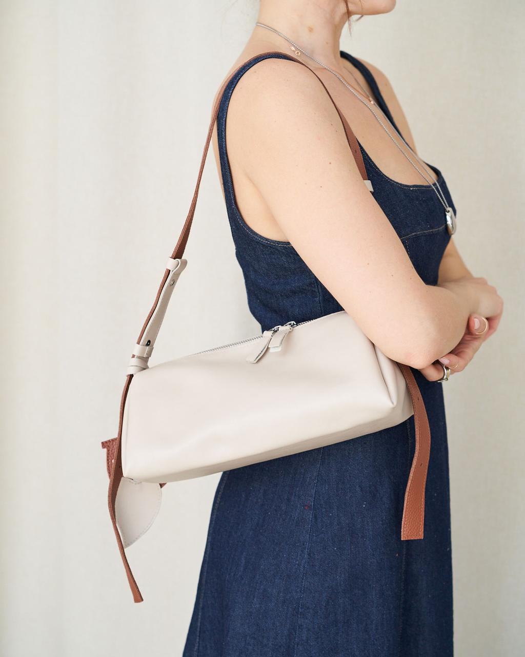 Жіноча сумка Welassie з декоративними брелками з екошкіри на одне відділення кавова "Ванесса" кавова