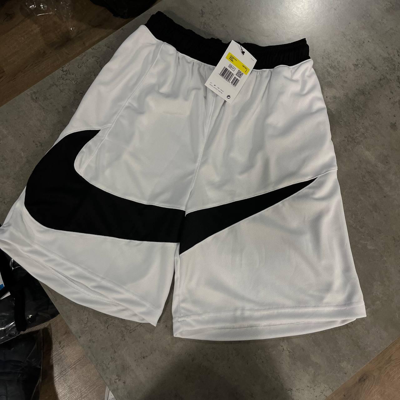 Чоловічі спортивні шорти Nike Big Swoosh white шорти Найк Біг Свуш білі пряме лого літо