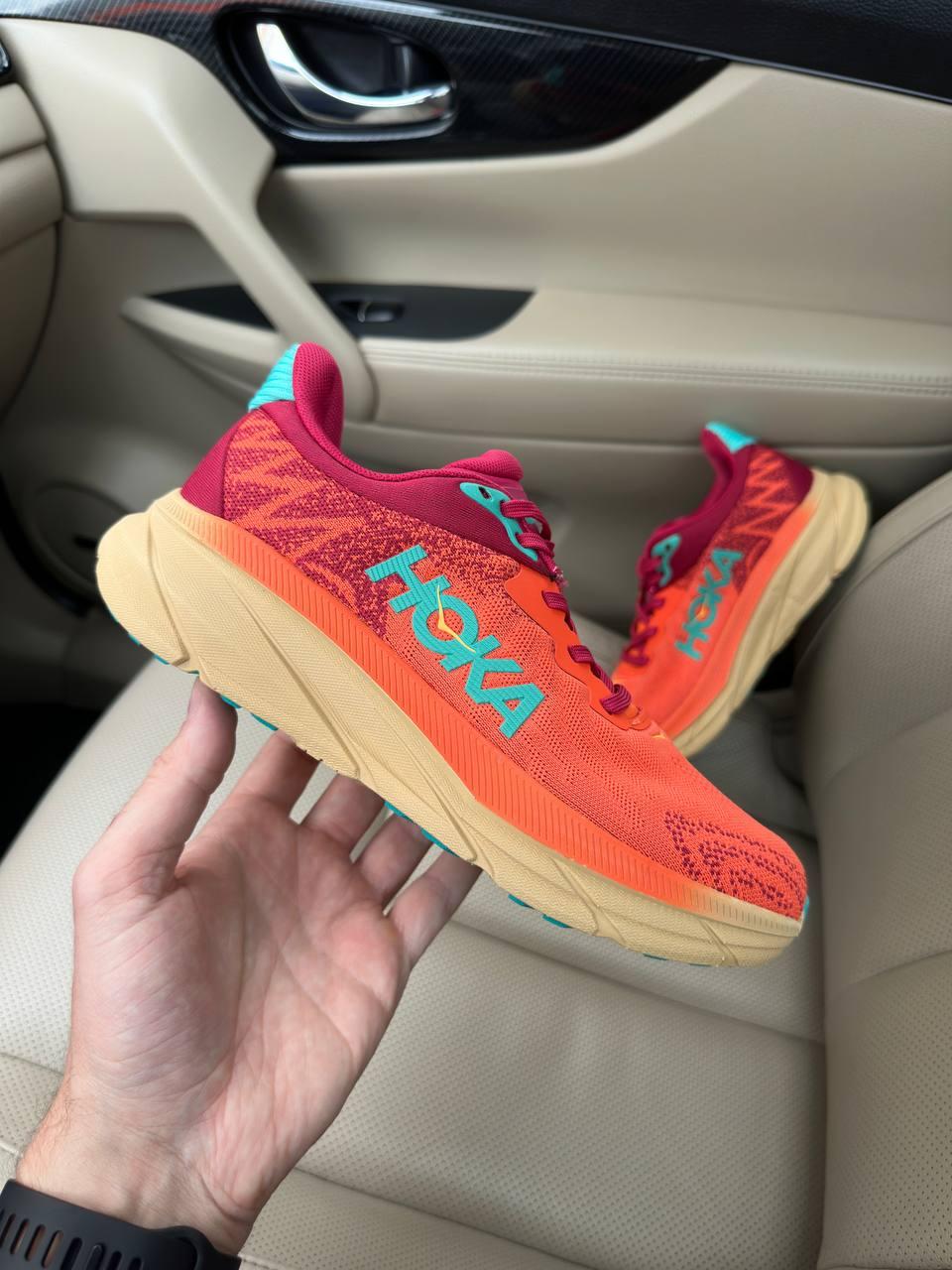 Молодіжні кросси жіночі Хока. Яскраві жіночі кроссівки Hoka One One Challenger Orange Red.