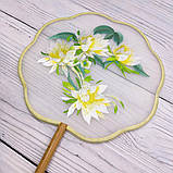 Традиційне фігурне віяло з шовковою вишивкою «Ніжність», фото 2