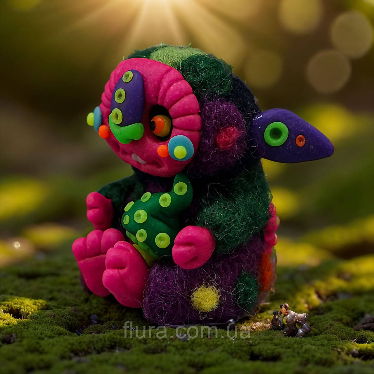 Фігурка з вовни та полімерної глини ручної роботи декоративна / Валяна іграшка талісман для дому