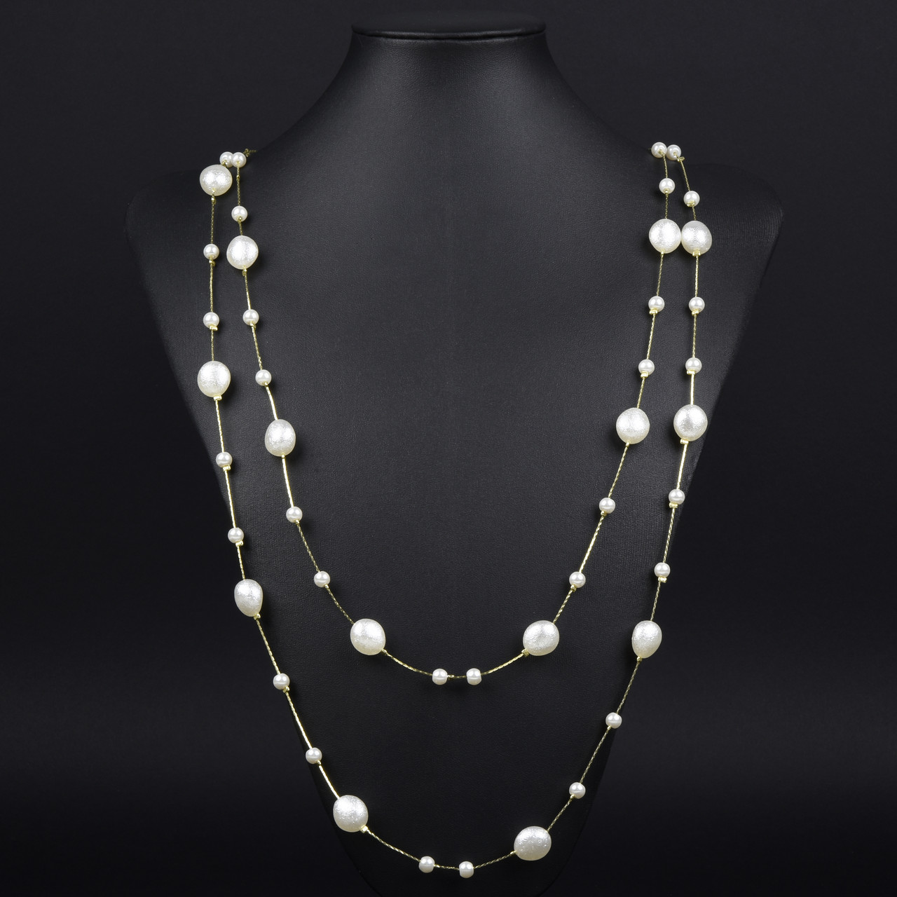 Кольє довге на металевій лимонній нитці з білими матовими намистинами застібка карабін довжина 170 см