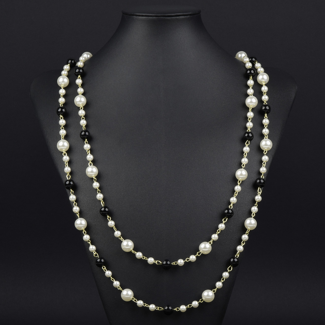 Кольє довге на металевому лимонному ланцюжку з кульками з білих і чорних намистин довжина 160 см